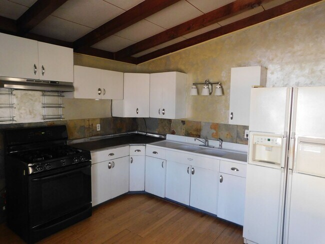 Building Photo - 865 Square Foot Property With a 7625 Squar...