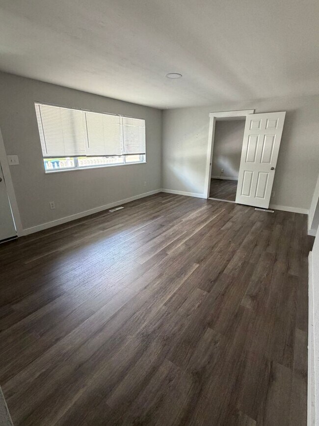 Building Photo - Updated 3 bedroom/2 Full Bath Huber Heights Ranch