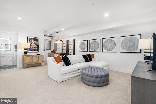 Building Photo - 1015 D St NE