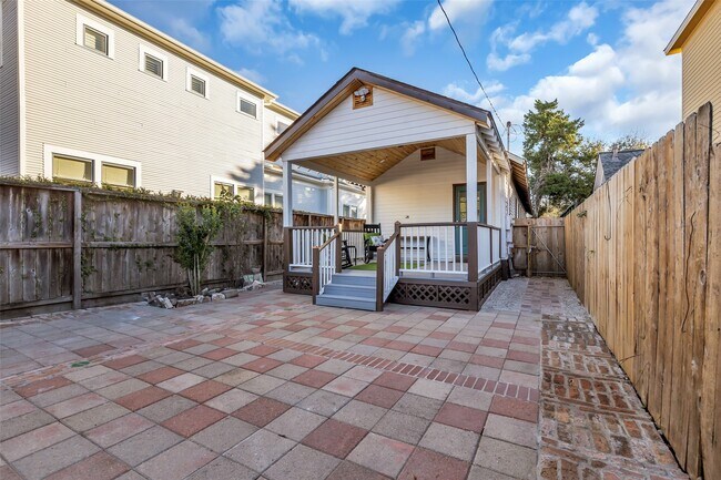 Building Photo - 611 Harvard St