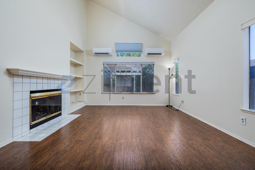 Building Photo - Unit