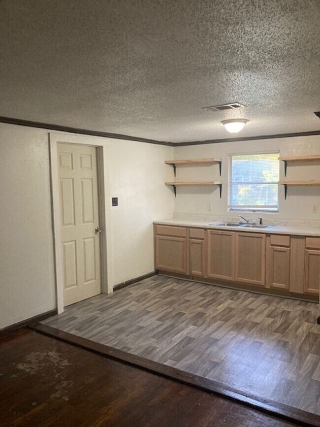 Building Photo - 356 Live Oak Ave