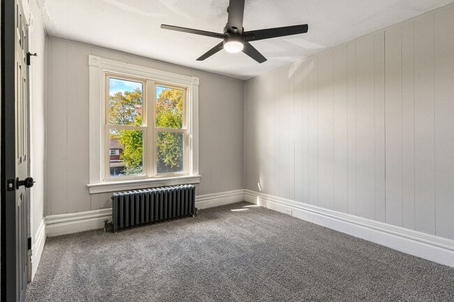 Building Photo - 3 bed 1.5 bath - freshly updated top to bottom, dishwasher, laundry, off street parking