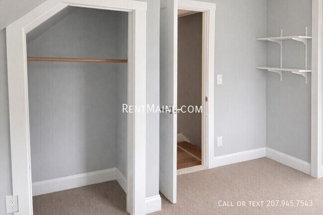 Building Photo - 496 Main St