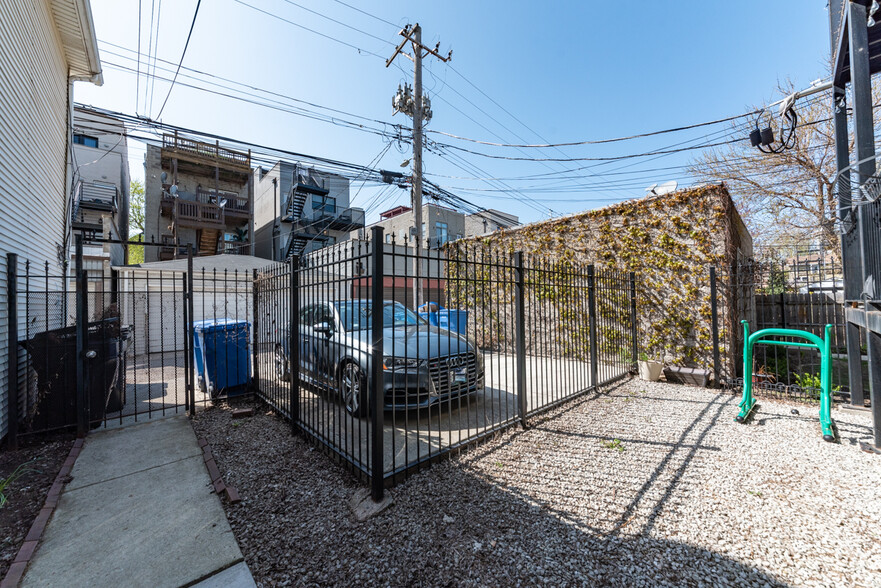 Building Photo - 856 N Hermitage Ave
