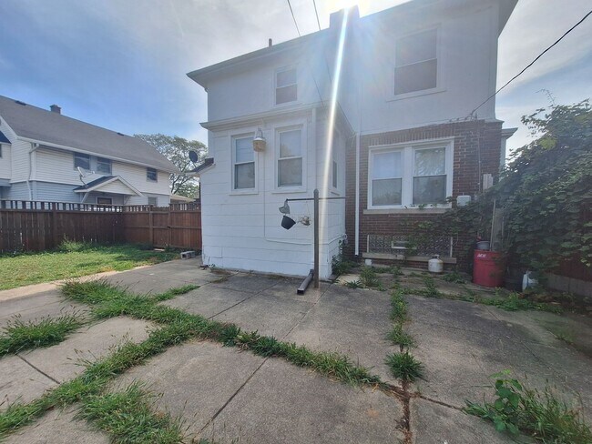 Building Photo - Come see your new home!