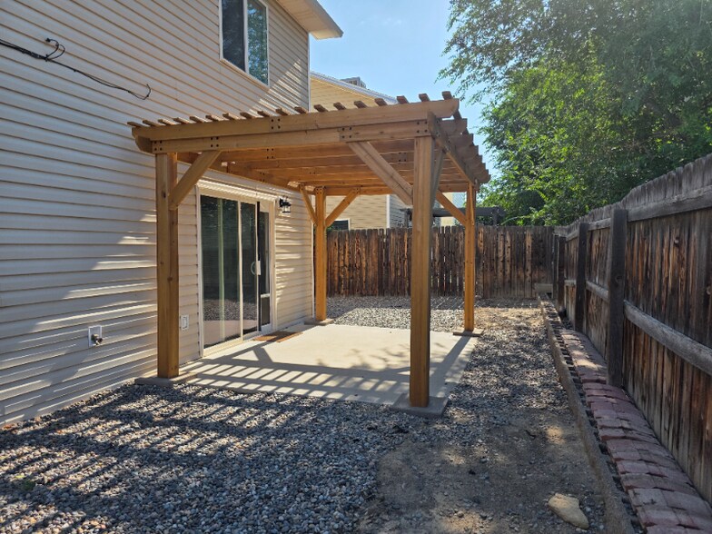 Building Photo - 2821 Village Park Dr