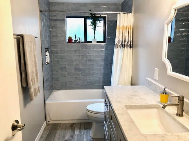 Building Photo - Beautifully Renovated Home in The Reserve!