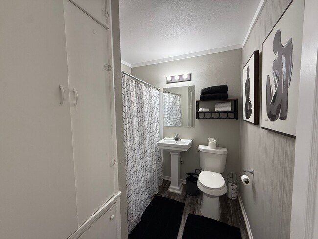 Building Photo - Furnished Short Term Rental