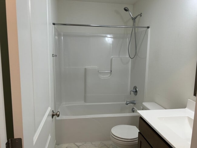 Building Photo - Available in August - Spacious 4 Bedroom, 3 Bathroom Home in the Linn-Mar School District