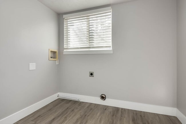 Building Photo - Gorgeous Four Bedroom Home, 2600 sq. ft., ...