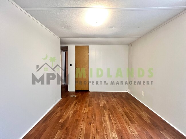 Building Photo - 2413 S Lake Dr