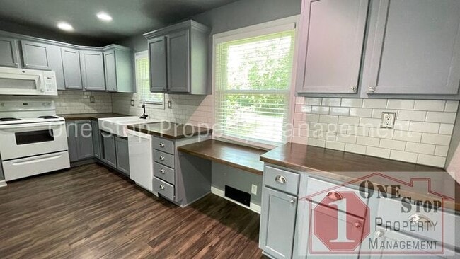 Building Photo - Stunning 3 bedroom, 2 bathroom duplex is L...