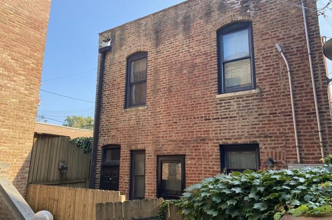 Building Photo - 545 W Belden Ave