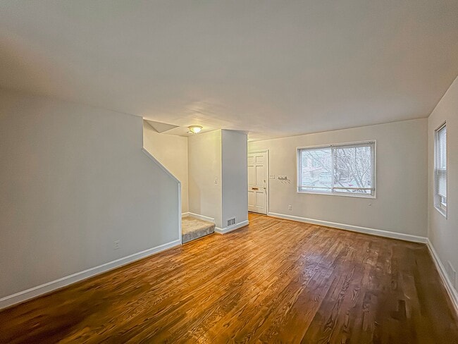 Building Photo - Beautiful 3 Bed 1 Bath End Row Brick Townhouse With Fenced In Yard In River Terrace