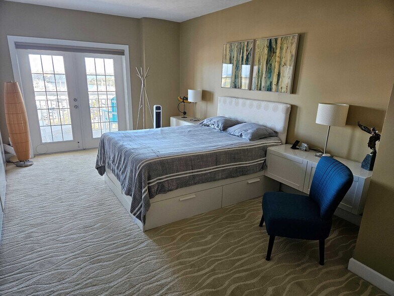 Building Photo - 404 S Beach St