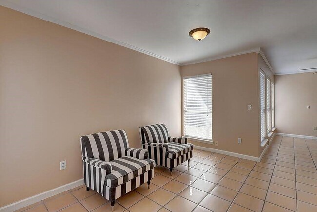 Building Photo - 13809 Suntan Ave