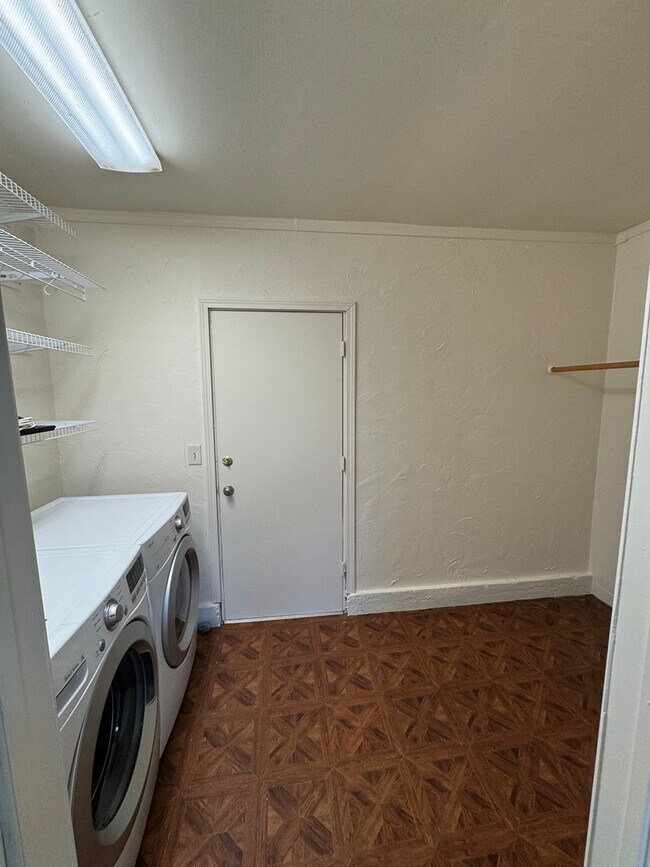 Building Photo - 3 Bedroom, 2 Bath Single Family Home in Cal Young/Gilham Neighborhood