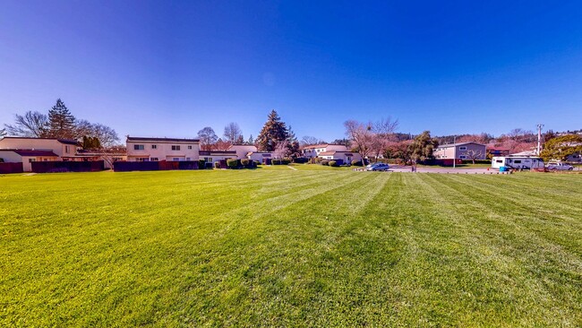 Building Photo - Single Level 3 Bedroom Condo with Carport