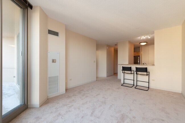 Building Photo - 222 N Columbus Dr