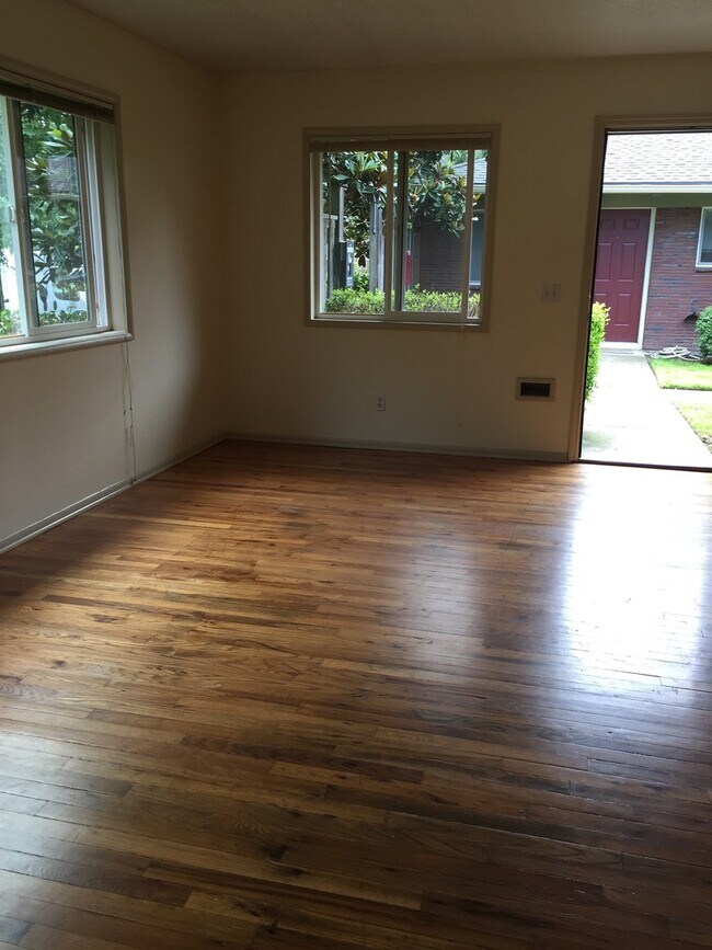 Building Photo - Corner 1bed, great location, bike storage,...