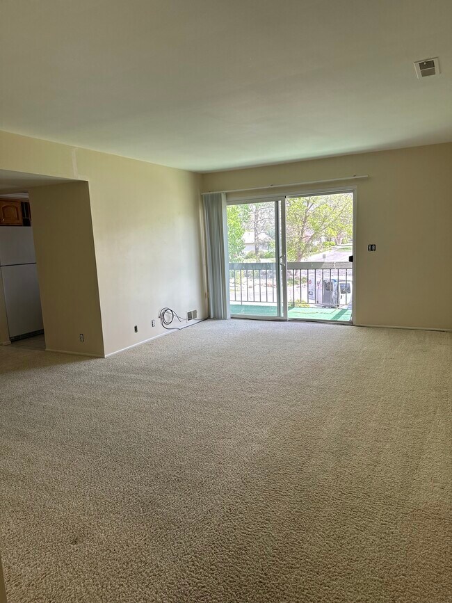 Building Photo - Waterbury Way condominium - utilities included