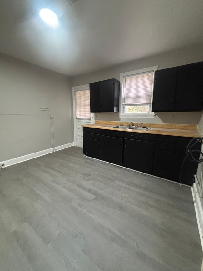 Building Photo - 2 bedroom 1 bathroom house