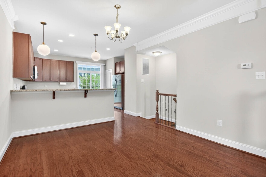 Building Photo - 65 Linden Pl