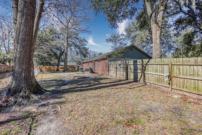 Building Photo - 3 BED | 3 BATH | POOLER | FURNISHED