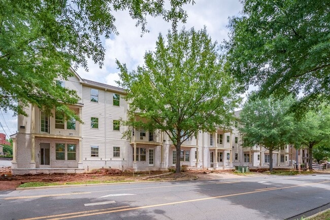 Building Photo - $1600 per bedroom - Five blocks from Bryant Denny Stadium - Available August 2026 – 5BR/5.5BA Lux...