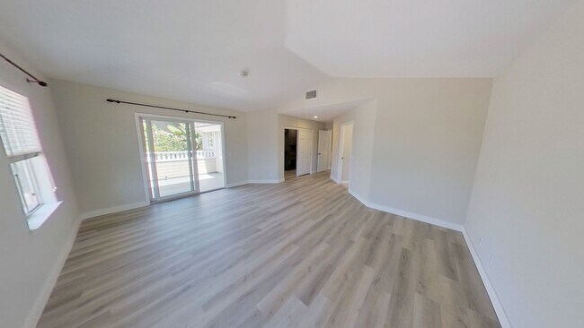 Building Photo - Spectacular and Spacious 4 Bed / 3 Bath Sa...