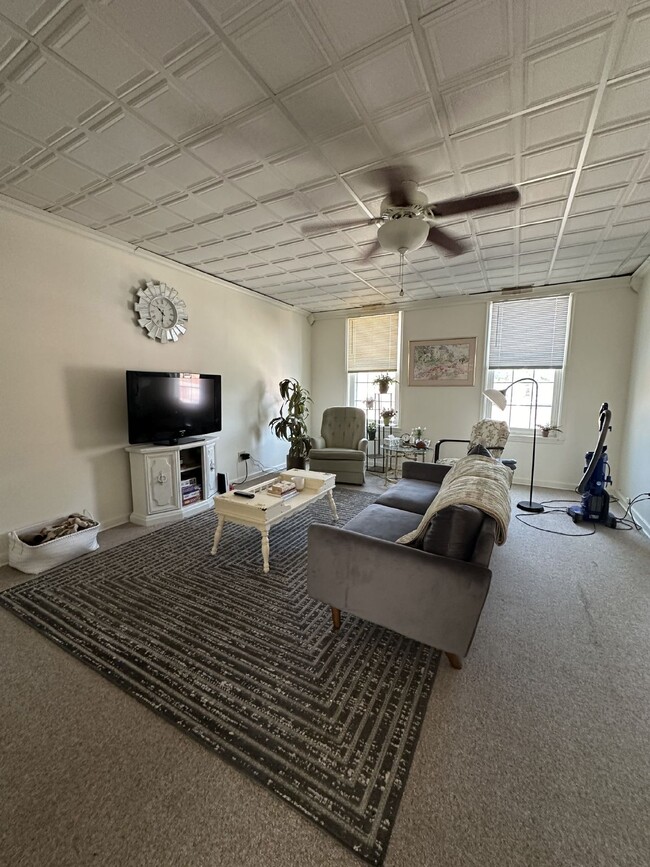 Building Photo - 3 Bed 1 Bath overlooking historic Grand Av...