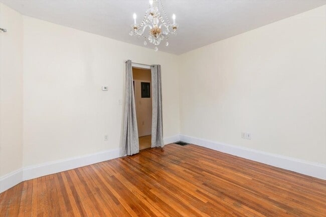 Building Photo - 335 Salem St