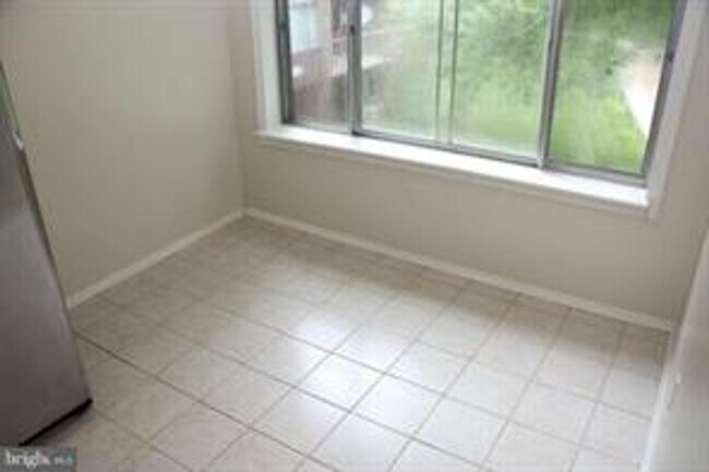 Building Photo - 3 BEDROOM CONDO WITH BALCONY, ALL UTILITIE...