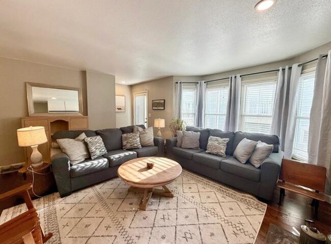 Building Photo - 2 Bed | 2 Bath Condo on Crybaby Hill