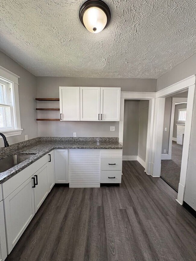 Building Photo - Four bedroom one bathroom home for rent