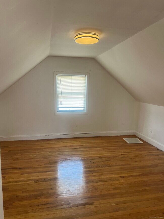 Building Photo - 565 Hart St