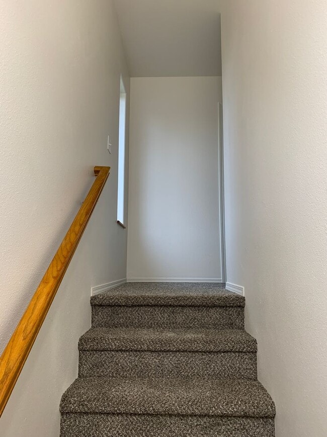 Building Photo - 3 Bdrm, 1 & 1/2 Ba | Muldoon & E 36th Ave ...