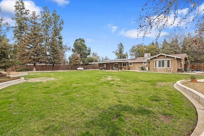 Building Photo - Madera Ranchos Home, 3BR/2BA, Built 1986 -...