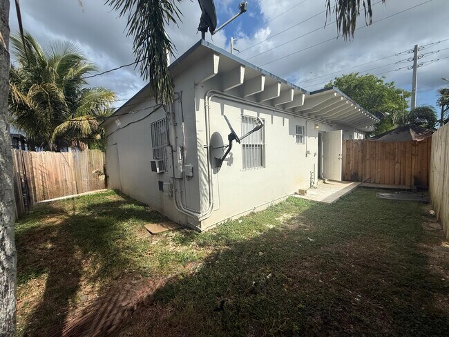 Building Photo - 1017 SW 8th St