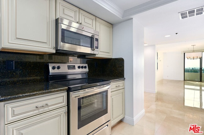 Building Photo - 10660 Wilshire Blvd