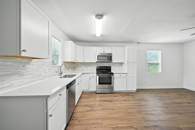 Building Photo - 1206 TX-78 BUS