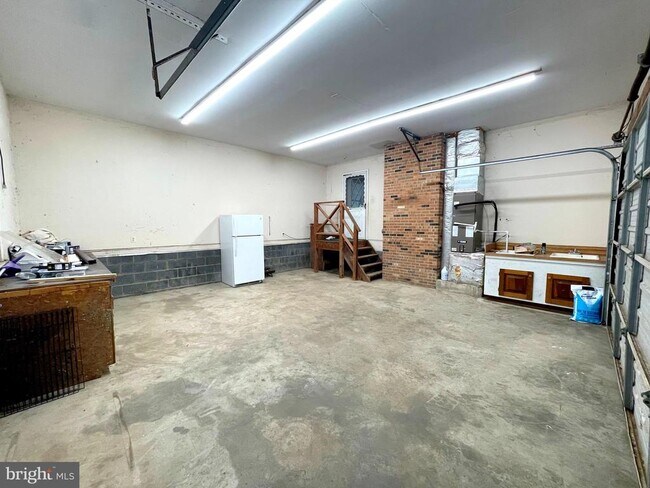 Building Photo - 10960 Earnshaw Ln