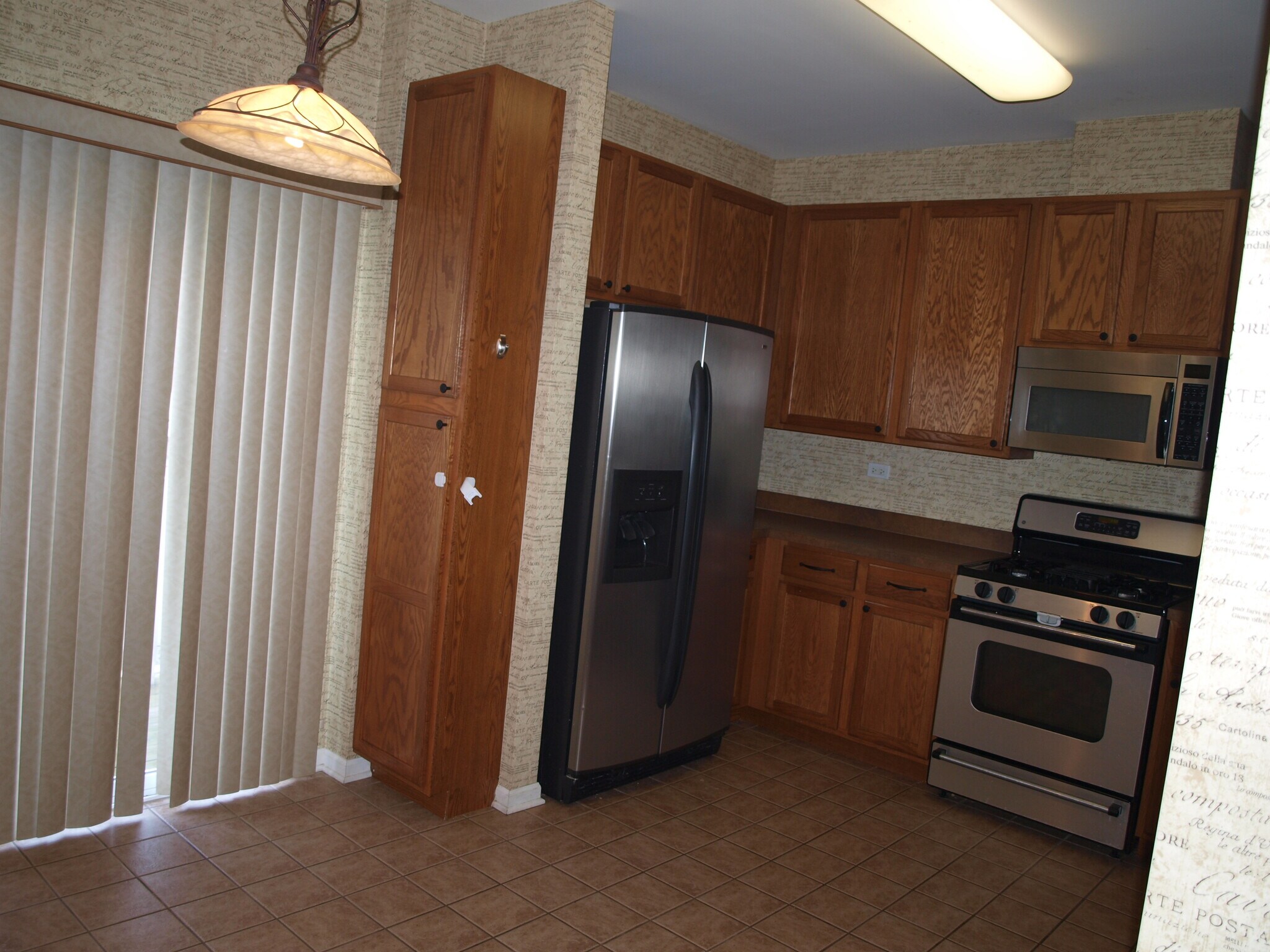 Building Photo - 686 S Rosehall Ln