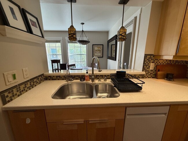 Building Photo - Fully Furnished 2 Bed 2 Bath Condo with Private Patio, 2 Gated Parking Spaces, Pool and Gym