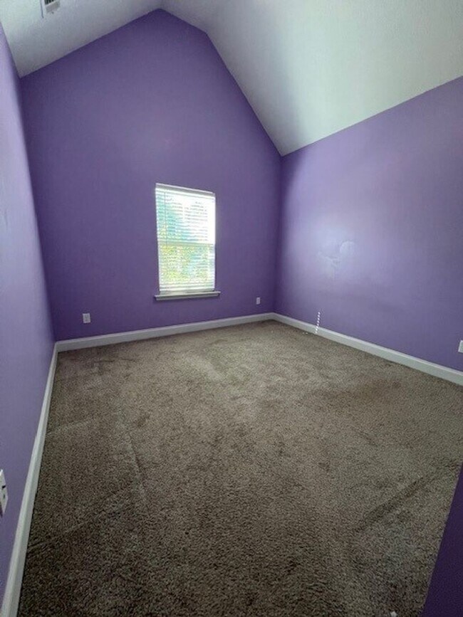 Building Photo - 4 Bedroom, 2 Bath Home in Elias Station