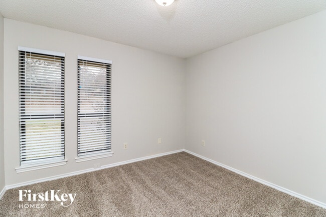 Building Photo - 2102 Greenbriar Ct