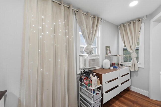 Building Photo - 17 Troy St