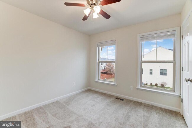 Building Photo - 42639 Chisholm Dr