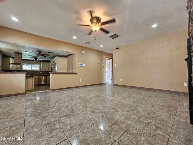 Building Photo - 408 Fresno Dr